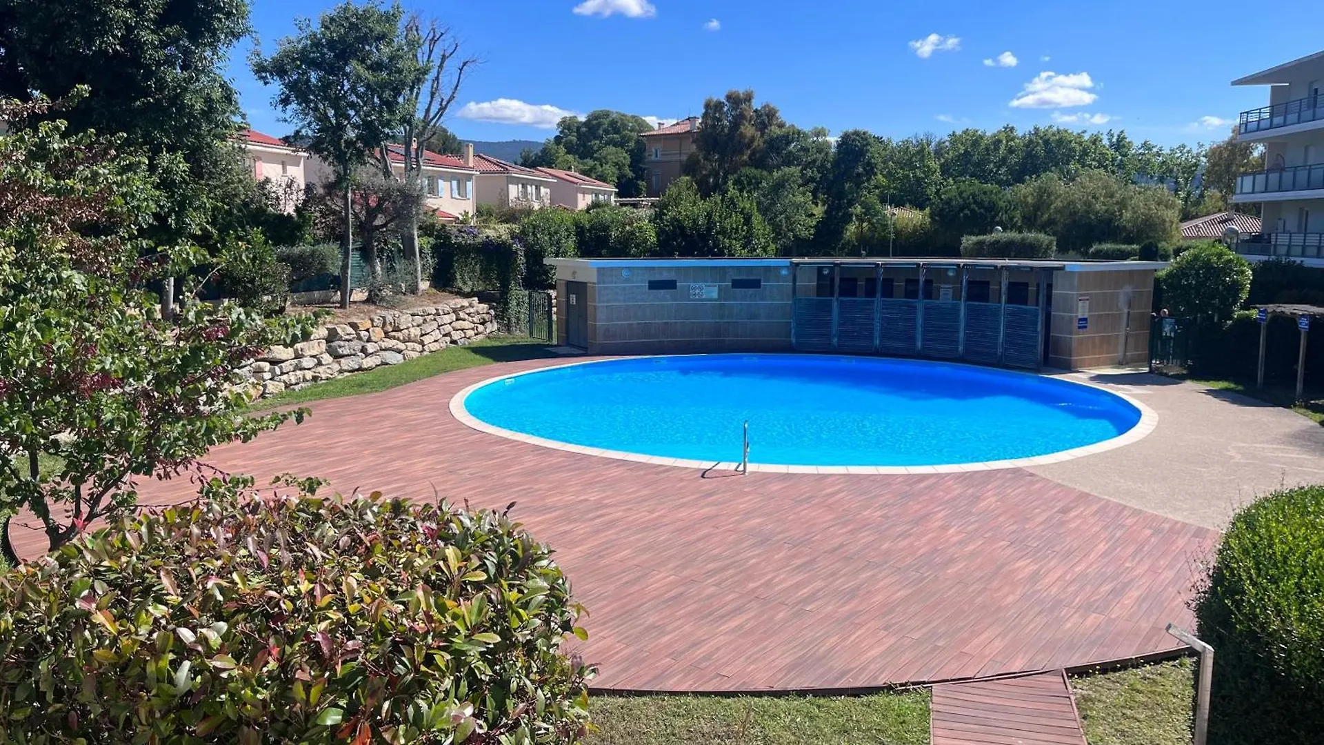 Appartement 2 Chambres Dans Residence Avec Piscine Et Parking La Ciotat France
